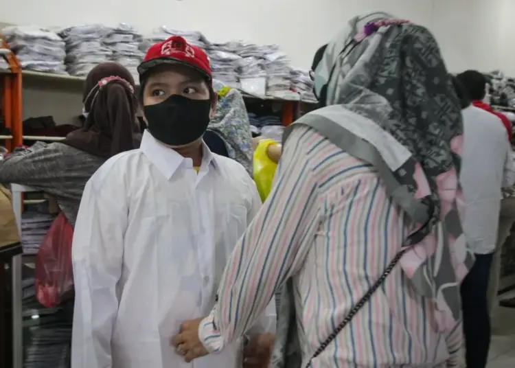 Potret Toko Seragam Sekolah di Tangerang Kebanjiran Pembeli