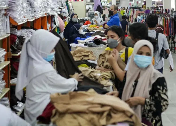 Potret Toko Seragam Sekolah di Tangerang Kebanjiran Pembeli