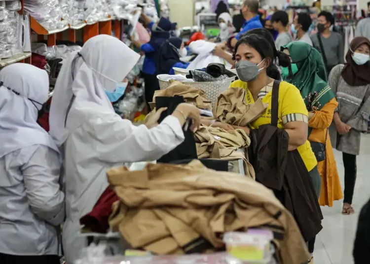 Potret Toko Seragam Sekolah di Tangerang Kebanjiran Pembeli