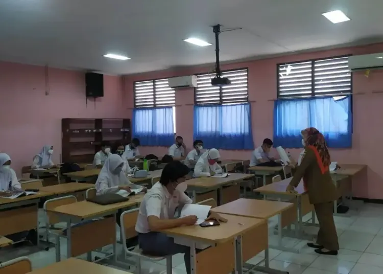 Hari Pertama PTM, Siswa SMKN 2 Kota Tangerang Beradaptasi