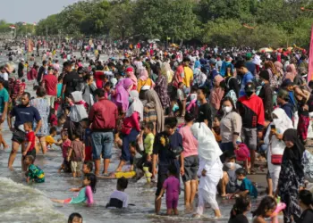 Potret Pantai Tanjung Pasir Kabupaten Tangerang Dipadati Wisatawan