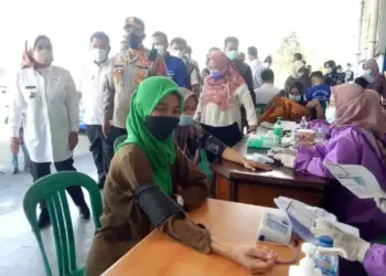 TINJAU VAKSINASI–Untuk memastikan vaksinasi berjalan lancer, Bupati Serang Ratu Tatu Chasanah bersama Kapolres Serang, AKBP Yudha Satria, meninjau pelaksanaan vaksinasi di Jawilan, Rabu (22/9/2021). (ISTIMEWA)