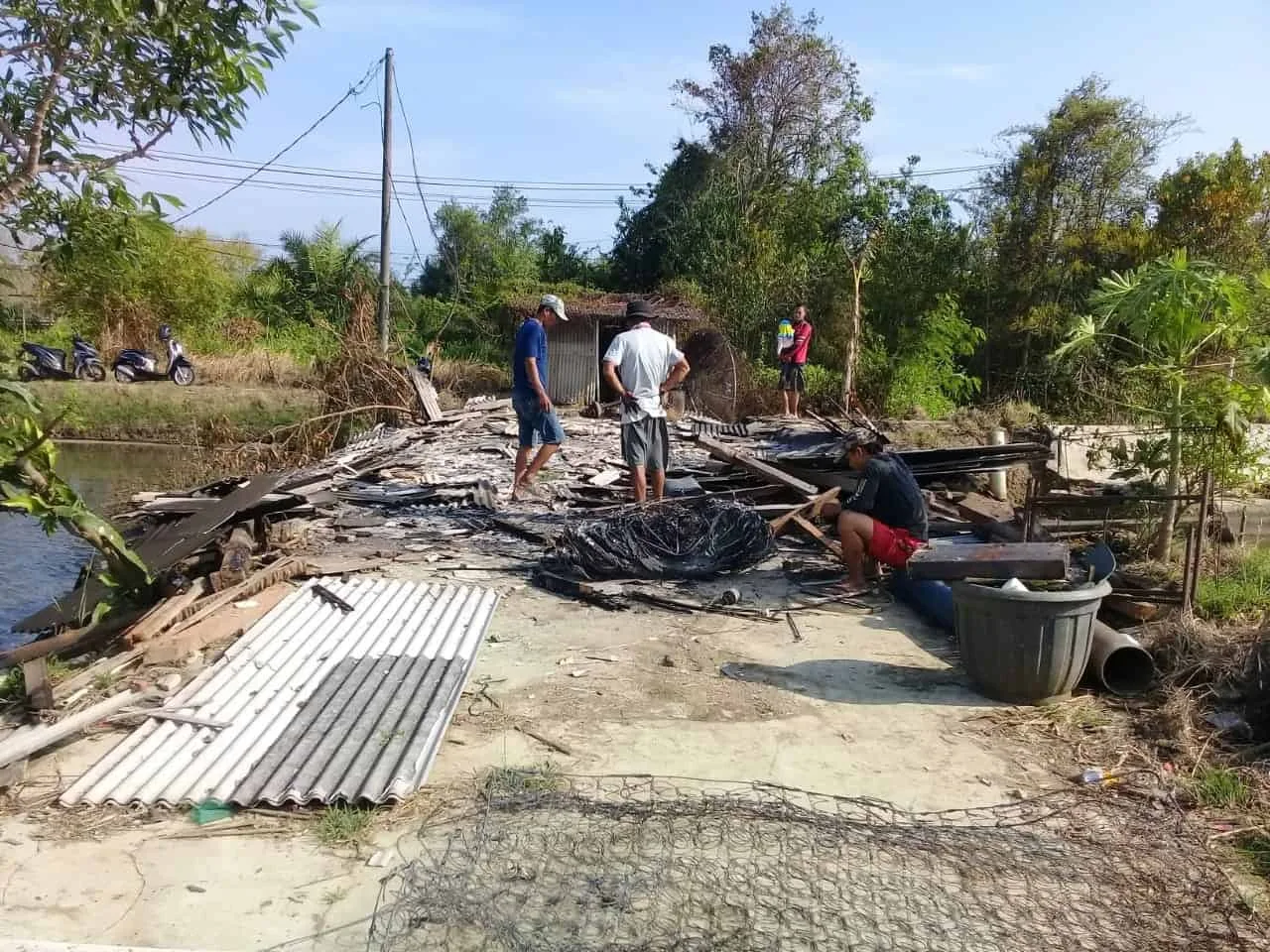 KEBAKARAN–Sebuah rumah kosong di Kampung Brebes RT 003 RW 001, Desa Mekarsari, Kecamatan Panimbang, Kabupaten Pandeglang, hangus terbakar, sekitar pukul 03.99 WIB (dini hari), Rabu (22/9/2021). (ISTIMEWA)