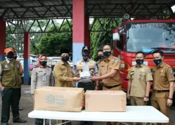 SERAHKAN BANTUAN–Badan Penanggulangan Bencana Daerah (BPBD) Kabupaten Serang, menyerahkan bantuan sebanyak 20.000 lebih masker, hand sanitizer dan disinfektan, ke Dinas Pendidikan dan Kebudayaan (Dindikbud), Selasa (14/9/2021). (SIDIK/SATELITNEWS.ID)