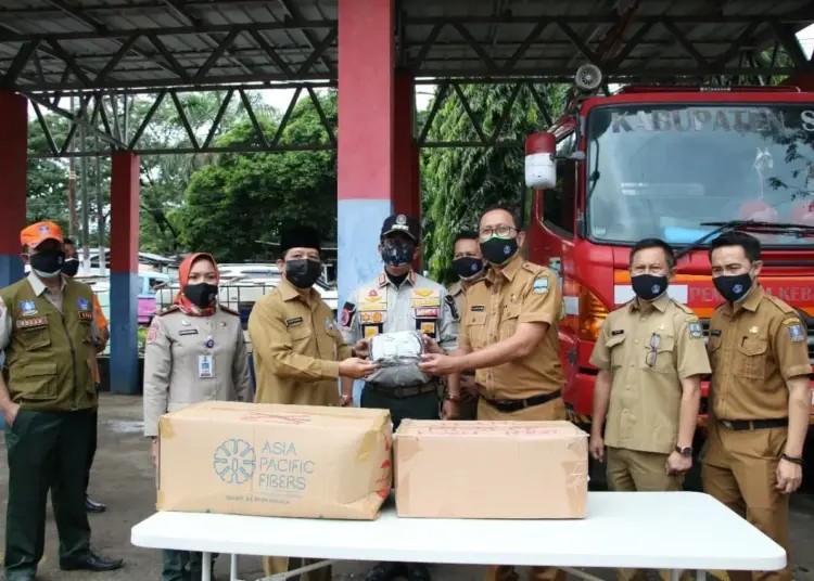 SERAHKAN BANTUAN–Badan Penanggulangan Bencana Daerah (BPBD) Kabupaten Serang, menyerahkan bantuan sebanyak 20.000 lebih masker, hand sanitizer dan disinfektan, ke Dinas Pendidikan dan Kebudayaan (Dindikbud), Selasa (14/9/2021). (SIDIK/SATELITNEWS.ID)