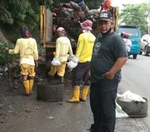 Petugas kebersihan mengangkut sampah di Jalan Raya Serang - Cilegon, tepatnya di Kecamatan Kramatwatu, belum lama ini. (ISTIMEWA)