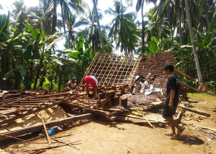 AMBRUK–Diduga akibat material rumah yang sudah rapuh, sebuah rumah semi permanen milik Ade Sarkim (42), warga Kampung Citapis Hilir, Desa Mekarsari, Kecamatan Panimbang, Kabupaten Pandeglang, ambruk, Sabtu (18/9/2021). (ISTIMEWA)