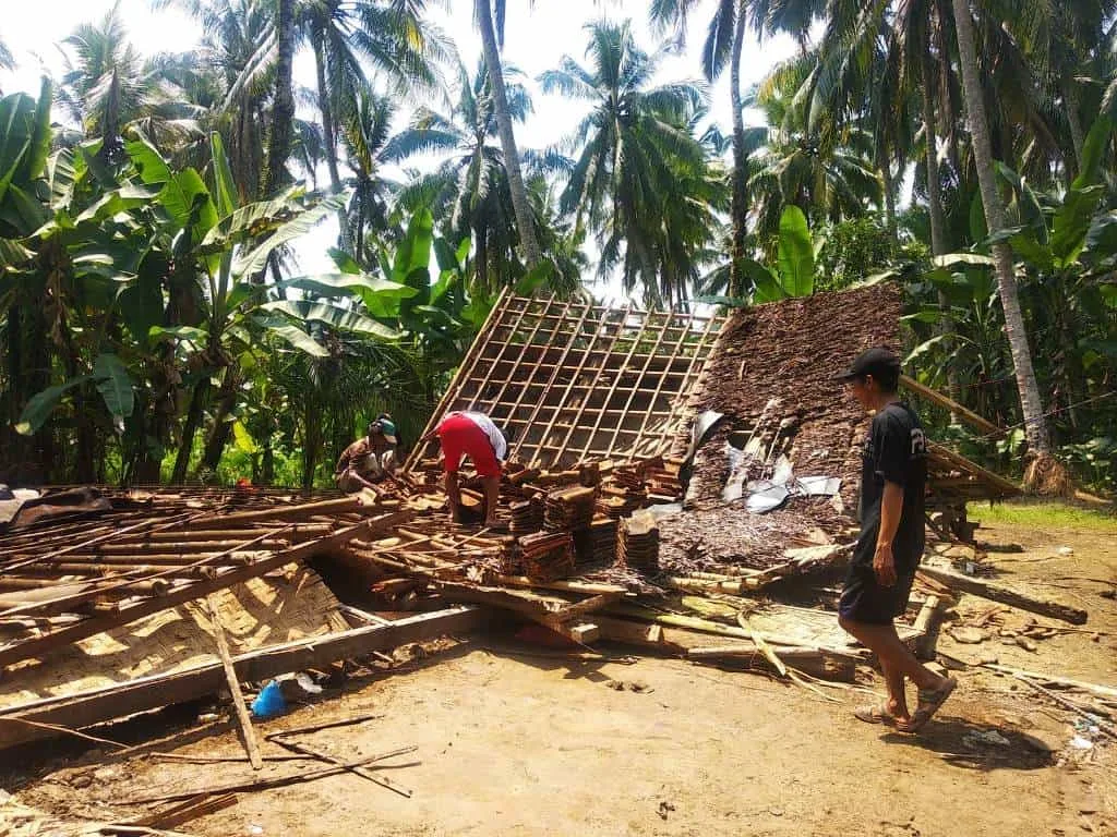 AMBRUK–Diduga akibat material rumah yang sudah rapuh, sebuah rumah semi permanen milik Ade Sarkim (42), warga Kampung Citapis Hilir, Desa Mekarsari, Kecamatan Panimbang, Kabupaten Pandeglang, ambruk, Sabtu (18/9/2021). (ISTIMEWA)