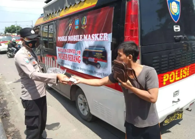 POSKO MOBIL MASKER–Polres Serang, mengerahkan posko mobil masker, untuk mempermudah dan mempercepat edukasi pendisiplinan protokol kesehatan (prokes) kepada masyarakat, Rabu (15/9/2021). (ISTIMEWA)