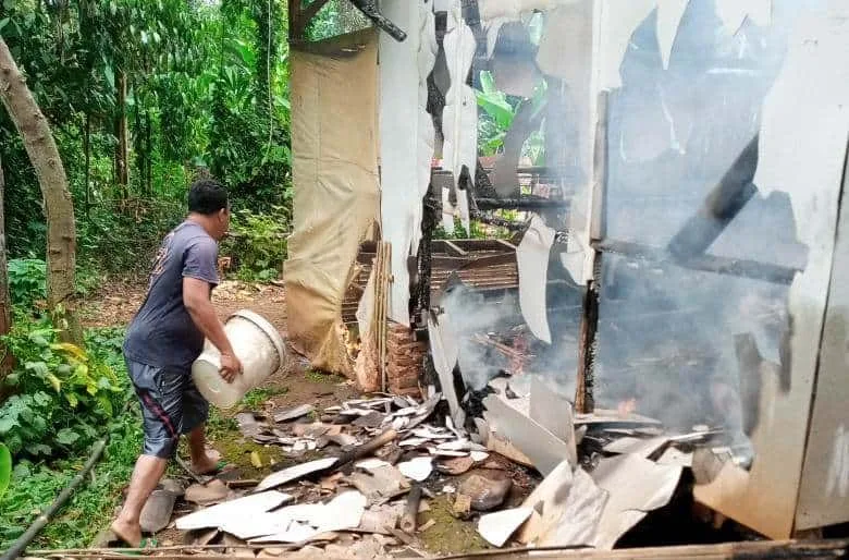 PEMADAMAN–Seorang warga berusaha memadamkan api, yang membakar rumah Anis Sutiani (32), warga Kampung Bangbayang, RT 10 RW 02, Desa Waringin, Kecamatan Mancak, Kabupaten Serang, Minggu (12/9/2021). (SIDIK/SATELITNEWS.ID)