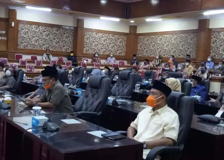 RAPAT PARIPURNA–Sejumlah kursi anggota dewan terlihat kosong, saat Rapat Paripurna DPRD Kabupaten Serang, Kamis (16/9/2021). (SIDIK/SATELITNEWS.ID)