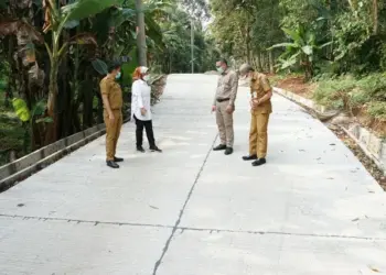 TINJAU JALAN BETON–Bupati Serang Ratu Tatu Chasanah, mengapresiasi warga Kampung Dangdeur, Desa Bantarwaru, Kecamatan Cinangka, yang mau menghibahkan tanahnya untuk pembangunan jalan. Keikhlasan warga tersebut, mempermudah Pemkab Serang merealisasikan program betonisasi jalan. (ISTIMEWA)