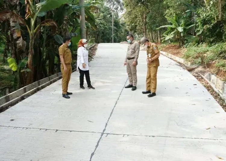 TINJAU JALAN BETON–Bupati Serang Ratu Tatu Chasanah, mengapresiasi warga Kampung Dangdeur, Desa Bantarwaru, Kecamatan Cinangka, yang mau menghibahkan tanahnya untuk pembangunan jalan. Keikhlasan warga tersebut, mempermudah Pemkab Serang merealisasikan program betonisasi jalan. (ISTIMEWA)