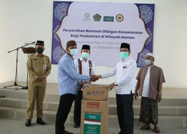 BANTUAN–Direktorat Jendral (Dirjen) Pendidikan Diniyah dan Pondok Pesantren (Ponpes) Kementerian Agama Republik Indonesia (Kemenag RI), menyalurkan bantuan Oksigen Konsentrator ke tiga Pondok Pesantren (Ponpes) di Kabupaten Serang, Senin (27/9/2021). (SIDIK/SATELITNEWS.ID)