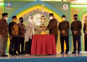 SERAHKAN PIALA JUARA–Wabup Serang Pandji Tirtayasa, serahkan piala MTQ ke juara umum yaitu perwakilan dari Kecamatan Tanara, Kamis (9/9/2021) malam. (ISTIMEWA)