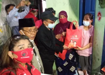 Di Lorong Gelap nan Sempit, Ketua DPRD Kota Tangerang Bagi-bagi Sembako