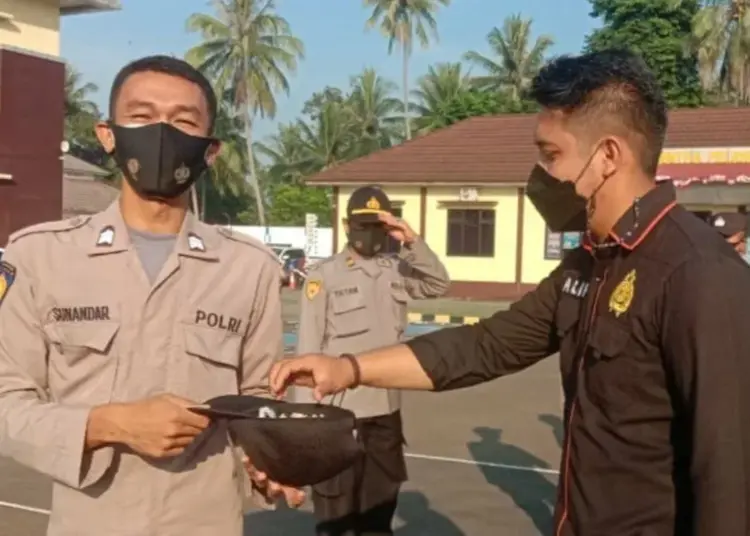 Satu per satu personel Polres Pandeglang, bergantian memberikan sedekahnya usai melaksanakan apel pagi, di halaman Mapolres Pandeglang, Kamis (9/9/2021). (ISTIMEWA)