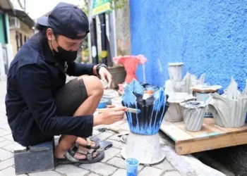 Kreatif, Pemuda Uwung Jaya Ini Buat Sampah Kain Jadi Pot