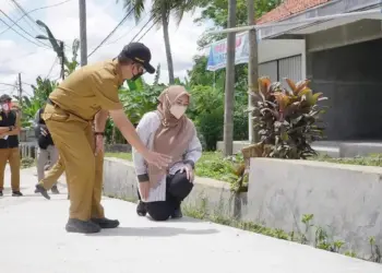 MONITORING PEMBANGUNAN JALAN–Bupati Pandeglang, Irna Narulita, bersama jajarannya, meninjau pembangunan jalan Teluk Lada – Samaboa, Kecamatan Majasari, Kabupaten Pandeglang, Selasa (19/10/2021). (ISTIMEWA)