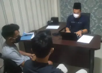 Anggota Satresnarkoba Polres Pandeglang, memeriksa pengedar dan pengguna narkoba, di ruang kerjanya, Minggu. (3/10/2021). (ISTIMEWA)