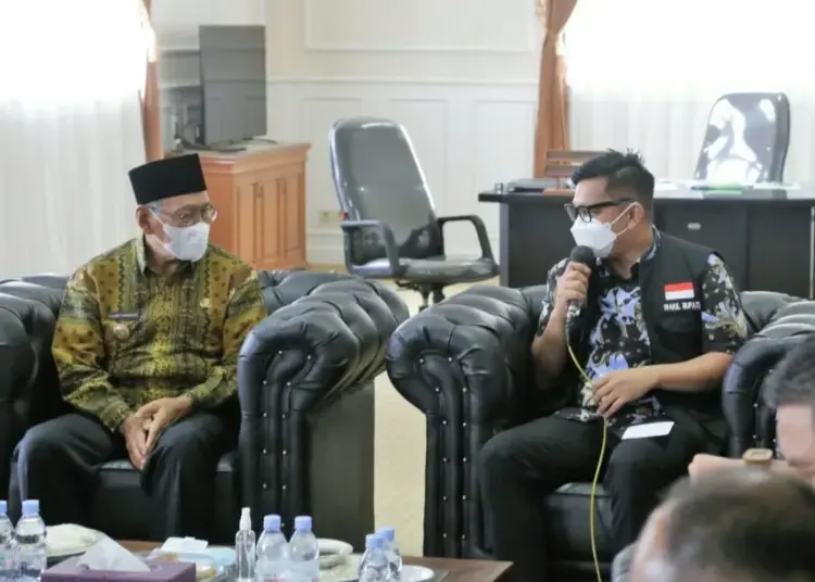 Wabup Pandeglang, Tanto Warsono Arban sedang menjelaskan kondisi Kabupaten Pandeglang kepada Bupati Banyu Asin bersama jajarannya di kantor Wabup Pandeglang, Senin (4/10/2021). (ISTIMEWA)