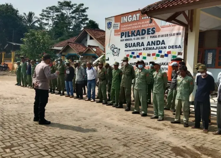 APEL SIAGA–Jajaran Polsek, Koramil dan Kecamatan Carita, melaksanakan apel siaga bersama Linmas se-Kecamatan Carita, di halaman Kecamatan Carita, Jumat (15/10/2021). (NIPAL SUTIANA/SATELITNEWS.ID)