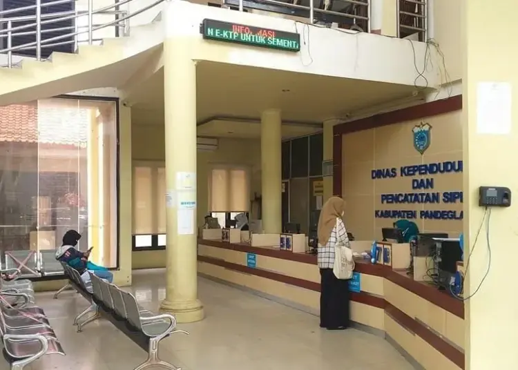 SUASANA PELAYANAN DI DISDUKCAPIL–Paska para pegawainya pergi ke Yogyakarta, suasana pelayanan di kantor Disdukcapil terlihat sepi, tak seperti biasanya, Jumat (29/10/2021) lalu. (NIPAL SUTIANA/SATELITNEWS.ID)