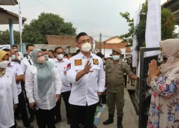 Wagub Banten Andik Hazrumy, didampingi Bupati Pandeglang Irna Narulita, meresmikan pemberian bantuan listrik dari Pemprov Banten, untuk 4 ribu warga Kecamatan Cadasari, Kabupaten Pandeglang, Rabu (13/10/2021). (ISTIMEWA)