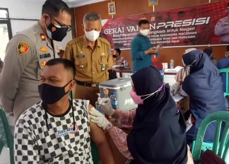 Jajaran Polsek Kramatwatu, melakukan vaksinasi tarhadap 400 orang warga, di Aula Kecamatan Kramatwatu, Selasa (19/10/2021). (ISTIMEWA)