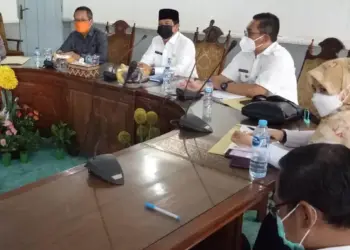 RAKOR PILKADES–Ketua Pelaksanaan Pilkades Kabupaten Serang, Tb. Entus Mahmud Sahiri, menggelar rakor membahas pelaksanaan pemungutan suara di wilayahnya. Dalam kesempatannya, melibatkan unsur TNI, Polri, serta OPD terkait, Rabu (13/10/2021). (SIDIK/SATELITNEWS.ID)