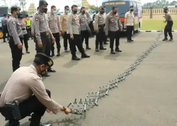 Kapolres Serang AKBP Yudha Satria, memeriksa kendaraan, baik roda dua, roda empat, maupun kendaraan taktis dan peralatan lainnya, di halaman Mapolres Serang, Rabu (27/10/2021). (ISTIMEWA)