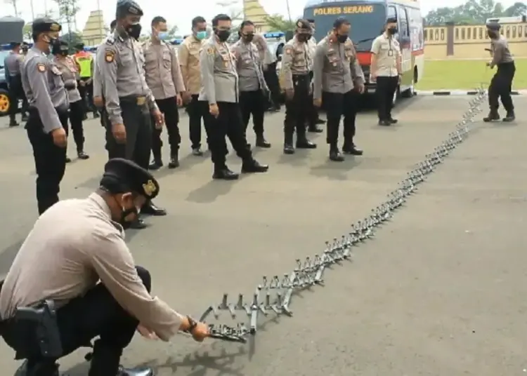 Kapolres Serang AKBP Yudha Satria, memeriksa kendaraan, baik roda dua, roda empat, maupun kendaraan taktis dan peralatan lainnya, di halaman Mapolres Serang, Rabu (27/10/2021). (ISTIMEWA)