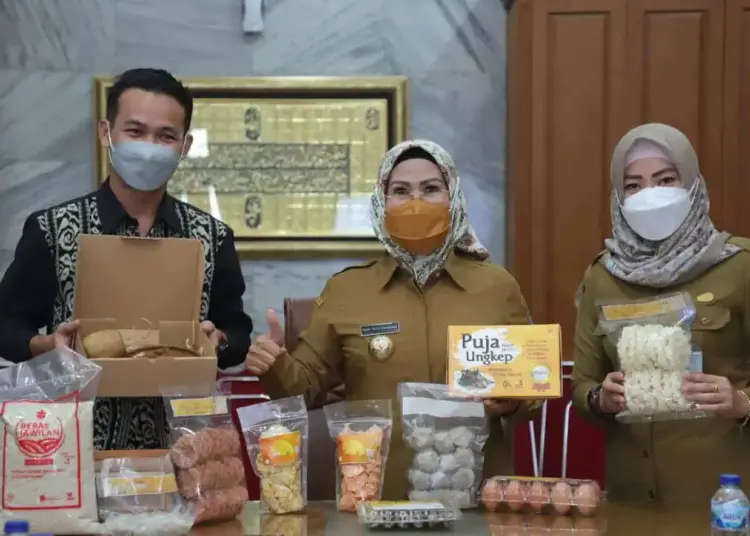 Bupati Serang Ratu Tatu Chasanah, menekankan kebangkitan Usaha Mikro Kecil Menengah (UMKM) di tengah pandemi Covid-19. Salah satu komunitas yang digandeng adalah, Graha Kreatif, asal Kecamatan Jawilan, Kabupaten Serang, Senin (11/10/2021). (ISTIMEWA)