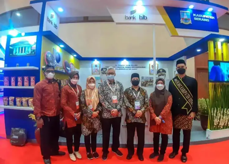 Sekda Kabupaten Serang, Tubagus Entus Mahmud Sahiri, berfoto bersama di depan stand Pemkab Serang di kegiatan Pameran Apkasi Otonomi Expo 2021, di JCC, Rabu (20/10/2021). (ISTIMEWA)