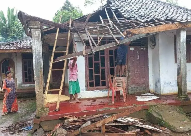 Ketua Komisi IV DPRD Pandeglang, M. Habibi, sedang melakukan rapat bersama anggota DPRD Pandeglang lainnya, di ruang Bamus DPRD Pandeglang, beberapa waktu lalu. (ISTIMEWA)