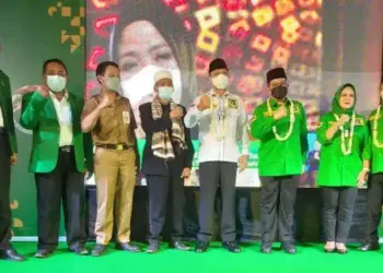 FOTO BERSAMA–Jajaran pengurus DPP, DPW Banten dan DPC PPP Kabupaten Pandeglang, berfoto bersama di acara pembukaan Muscab V DPC PPP Kabupaten Pandeglang, di salah satu lokasi di Kecamatan Mandalawangi, Kabupaten Pandeglang, Selasa (5/10). (NIPAL SUTIANA/SATELITNEWS.ID)