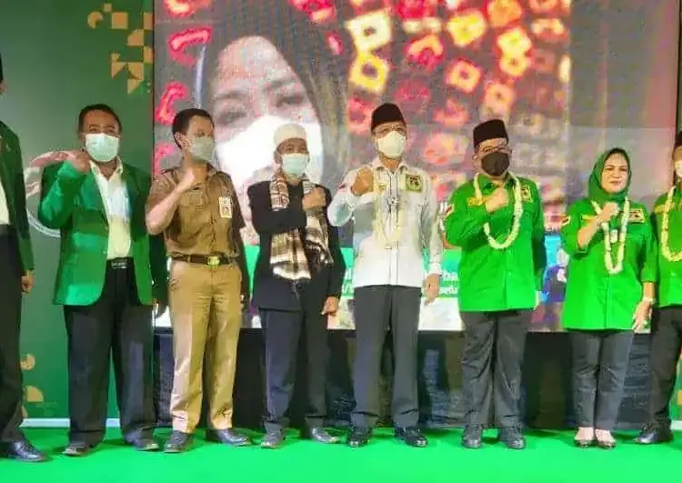 FOTO BERSAMA–Jajaran pengurus DPP, DPW Banten dan DPC PPP Kabupaten Pandeglang, berfoto bersama di acara pembukaan Muscab V DPC PPP Kabupaten Pandeglang, di salah satu lokasi di Kecamatan Mandalawangi, Kabupaten Pandeglang, Selasa (5/10). (NIPAL SUTIANA/SATELITNEWS.ID)