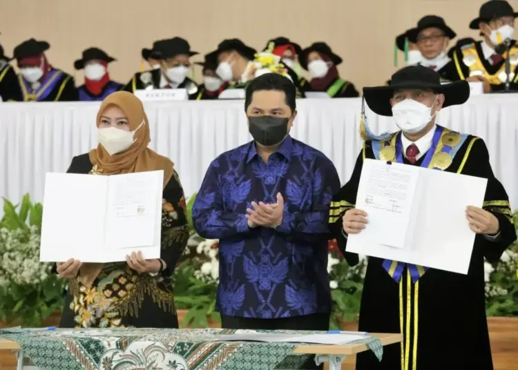 JALIN KERJASAMA–Bupati Pandeglang, Irna Narulita, menunjukan hasil MoU dengan Untirta, didampingi Menteri BUMN RI, di Auditorium Kampus Sindangsari, Jumat (1/10/2021). (ISTIMEWA)