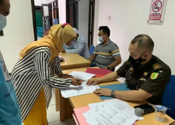 Korban KDRT, sedang menandatangani berita acara, hasil upaya restorative justice yang difasilitasi Kejari Pandeglang, di Kantor Kejari Pandeglang, beberapa waktu lalu. (ISTIMEWA)