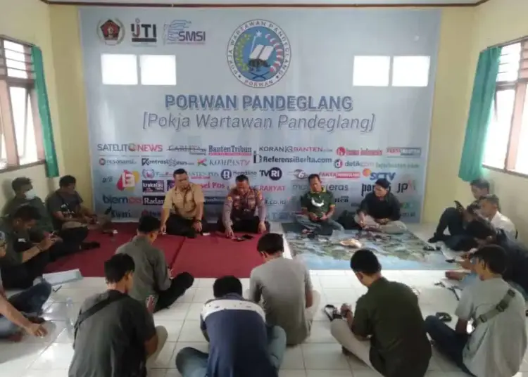 SILATURAHMI–Jajaran Polres Pandeglang, sedang bersilaturahmi dengan rekan – rekan wartawan yang tergabung dalam Porwan Pandeglang, di Sekretariat Porwan Pandeglang, Jumat (15/10/2021). (NIPAL SUTIANA/SATELITNEWS.ID)