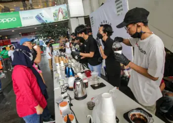 Potret Bagi-bagi Kopi Gratis di Peringatan Hari Kopi Internasional