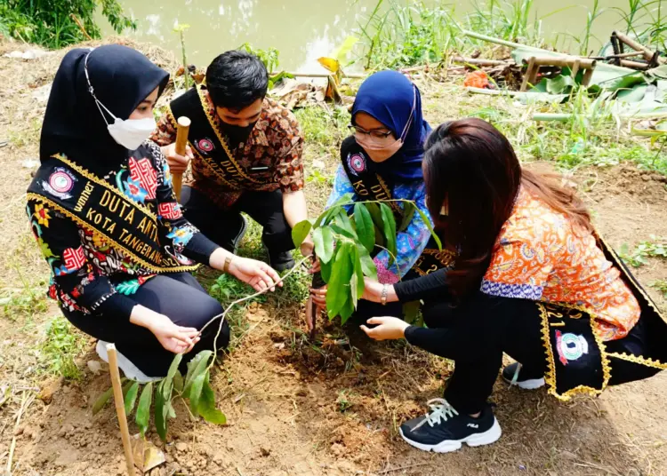 Potret Penanaman Pohon dan Operasi Bersih di Kawasan Sungai Cisadane