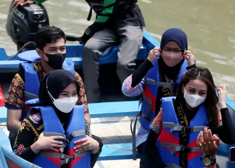 Potret Penanaman Pohon dan Operasi Bersih di Kawasan Sungai Cisadane