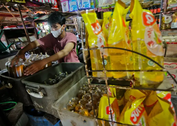 Potret Pedagang Minyak Goreng di Pasar Anyar Pasca Kenaikan Harga