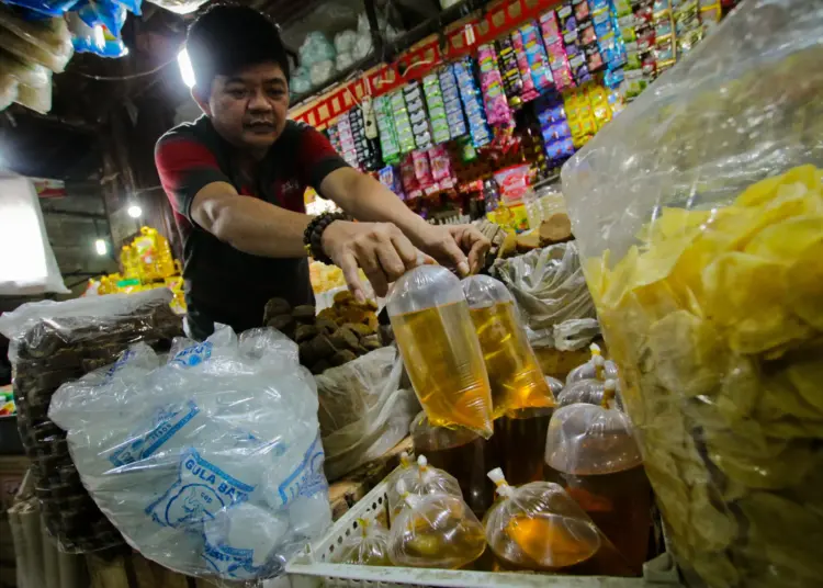 Potret Pedagang Minyak Goreng di Pasar Anyar Pasca Kenaikan Harga