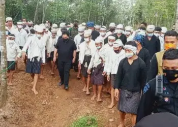 Menteri BUMN Erick Thohir didamping masyarakat Baduy saat menyambangi korban kebakaran, Rabu (20/10/2021). ISTIMEWA