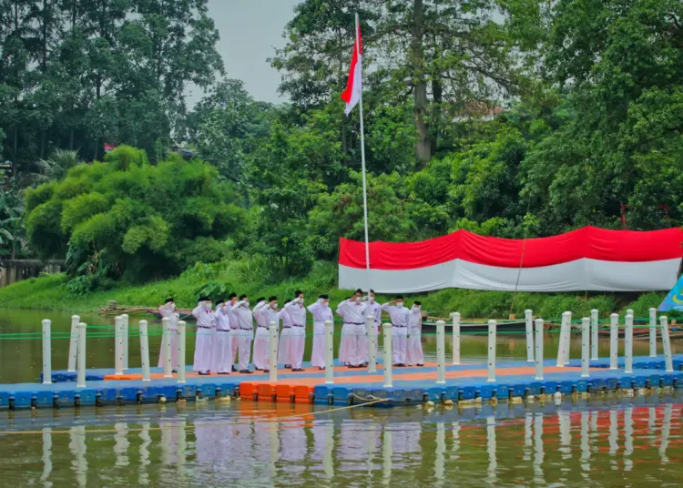 Potret Peringatan Hari Sumpah Pemuda di Sungai Cisadane