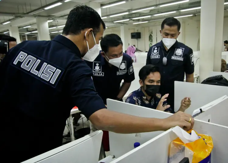 Potret Penggerebekan Kantor Pinjol Ilegal di Green Lake City Cipondoh