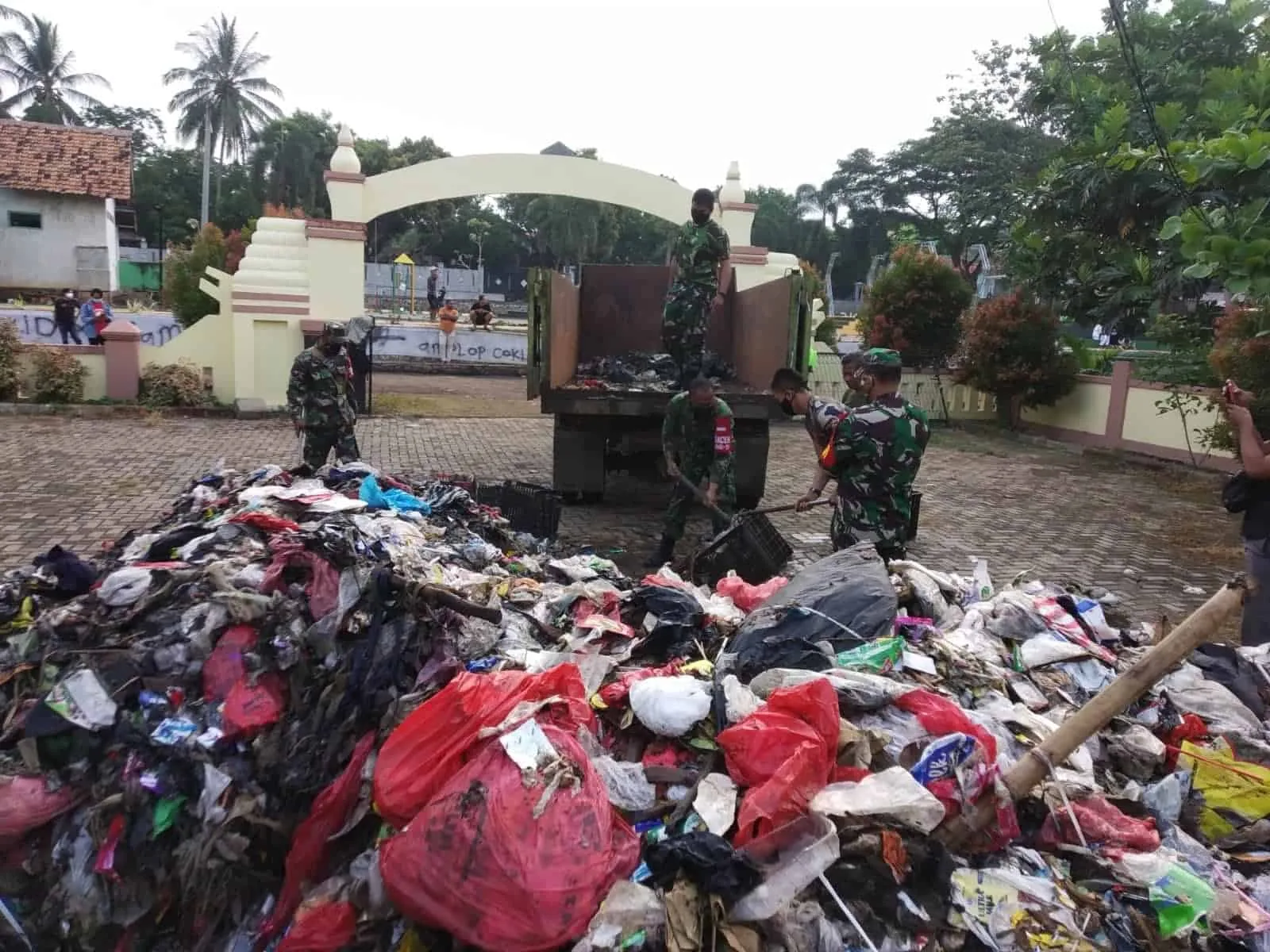 Truk Sampah Tangsel Dipaksa Buang Muatan di Kantor Lurah