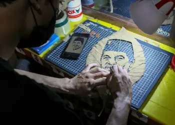 Potret Produksi Seni Lukis Wajah Dari Daun Jati Kering di Kota Tangsel